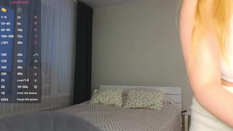 Snapshot of pink_rosee_ chatting on 12/11/24, 02:30   online show from 12/11/24, 02:30