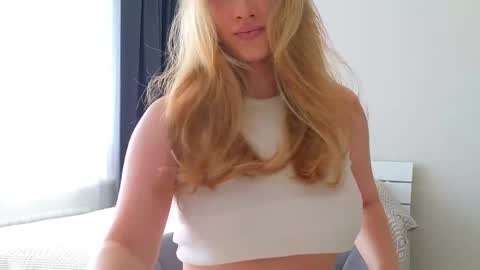 Snapshot of pink_rosee_ chatting on 09/10/25, 03:17   online show from 09/10/25, 03:17