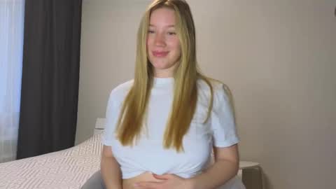 Snapshot of pink_rosee_ chatting on 09/28/25, 03:23   online show from 09/28/25, 03:23