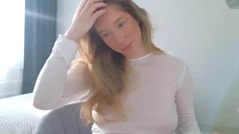 Snapshot of pink_rosee_ chatting on 10/13/25, 02:55   online show from 10/13/25, 02:55