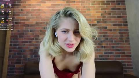 Snapshot of pinkadele chatting on 01/08/25, 11:30 Adele online show from 01/08/25, 11:30