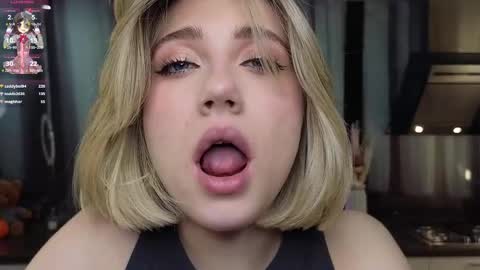 Snapshot of pinkadele chatting on 02/25/25, 01:28 Adele online show from 02/25/25, 01:28