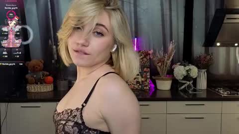 Snapshot of pinkadele chatting on 03/12/25, 12:04 Adele online show from 03/12/25, 12:04