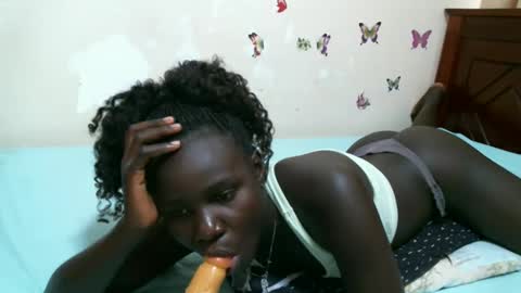 Snapshot of pinkiey_ chatting on 10/28/25, 07:45 pinky online show from 10/28/25, 07:45