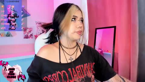 Snapshot of pinkk_demon chatting on 11/08/25, 01:22 PINKK online show from 11/08/25, 01:22