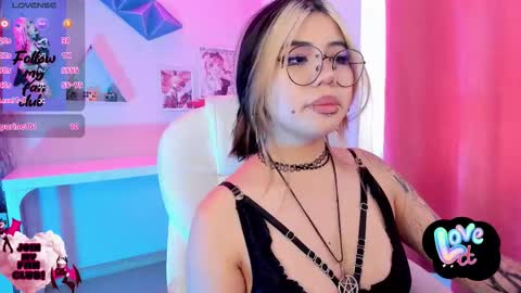 Snapshot of pinkk_demon chatting on 11/26/25, 02:07 PINKK online show from 11/26/25, 02:07