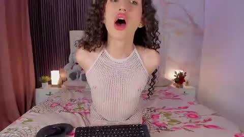 Snapshot of pinky_peach_ chatting on 06/19/26, 04:06 Peachy online show from 06/19/26, 04:06