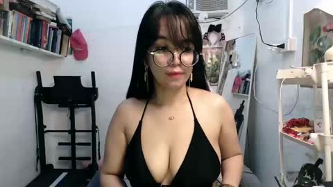 Snapshot of pinkyrosexx chatting on 01/29/25, 11:25 Rose online show from 01/29/25, 11:25