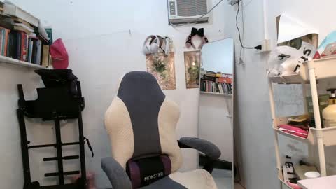 Snapshot of pinkyrosexx chatting on 02/04/25, 10:24 Rose online show from 02/04/25, 10:24
