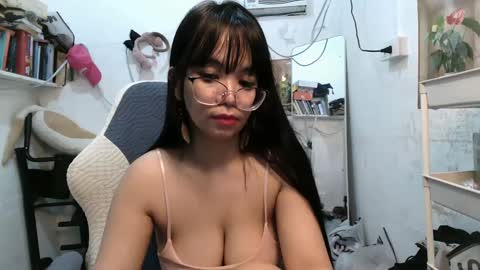 Snapshot of pinkyrosexx chatting on 03/11/25, 03:48 Rose online show from 03/11/25, 03:48
