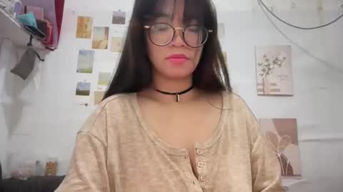 Snapshot of pinkyrosexx chatting on 11/03/25, 05:47 Rose online show from 11/03/25, 05:47