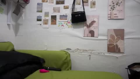 Snapshot of pinkyrosexx chatting on 11/05/25, 11:27 Rose online show from 11/05/25, 11:27