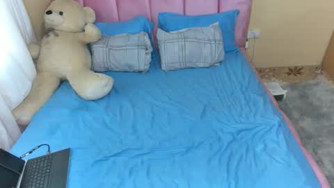 Snapshot of pinkysmiles chatting on 11/17/25, 12:11 Pinky online show from 11/17/25, 12:11