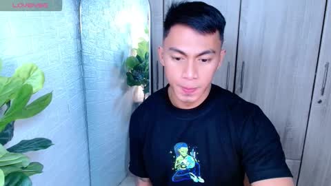 Snapshot of pinoymilker chatting on 12/21/25, 10:17 ethan online show from 12/21/25, 10:17