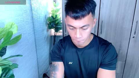 Snapshot of pinoymilker chatting on 12/22/25, 12:46 ethan online show from 12/22/25, 12:46