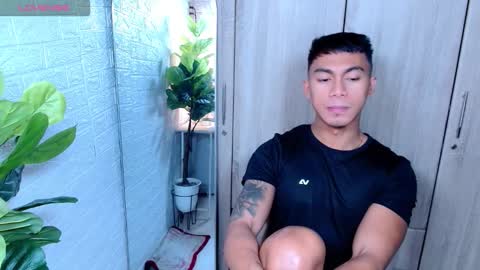 Snapshot of pinoymilker chatting on 12/23/25, 01:47 ethan online show from 12/23/25, 01:47