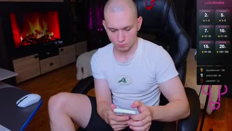 Snapshot of pistonpojizni chatting on 01/03/25, 01:25 STRONGBEAUTY online show from 01/03/25, 01:25