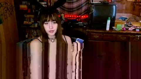 Snapshot of pixinun chatting on 11/10/25, 05:01 Izzy online show from 11/10/25, 05:01