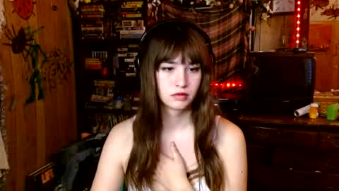 Snapshot of pixinun chatting on 11/12/25, 01:22 Izzy online show from 11/12/25, 01:22