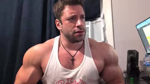 Snapshot of pizza_biceps chatting on 01/17/26, 04:28 pizza_biceps online show from 01/17/26, 04:28