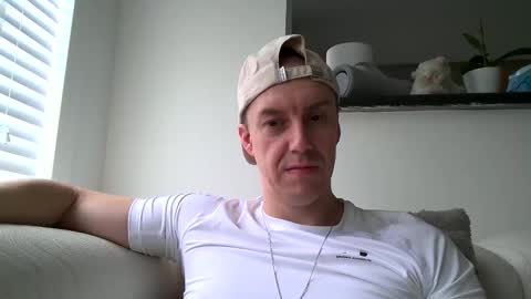 Snapshot of ploki2000 chatting on 10/19/25, 08:48 Kevin online show from 10/19/25, 08:48