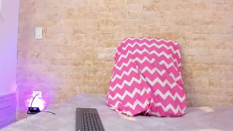 Snapshot of pocahontas_pow chatting on 11/12/25, 03:12 Pocahontas online show from 11/12/25, 03:12