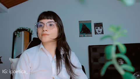 Snapshot of poeeticaa_ chatting on 12/23/24, 11:17 IG ipoetica online show from 12/23/24, 11:17