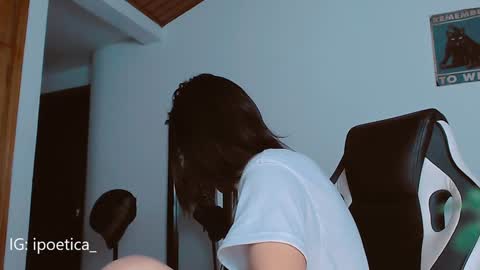 Snapshot of poeeticaa_ chatting on 01/18/25, 04:15 IG ipoetica online show from 01/18/25, 04:15