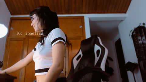 Snapshot of poeeticaa_ chatting on 02/04/25, 03:04 IG ipoetica online show from 02/04/25, 03:04