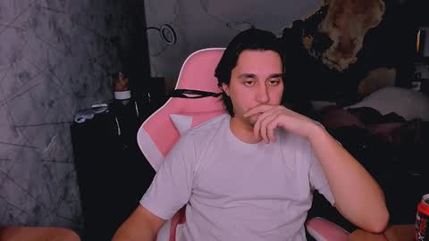 Snapshot of pohyi_ chatting on 12/15/25, 01:04 pohyi_ online show from 12/15/25, 01:04