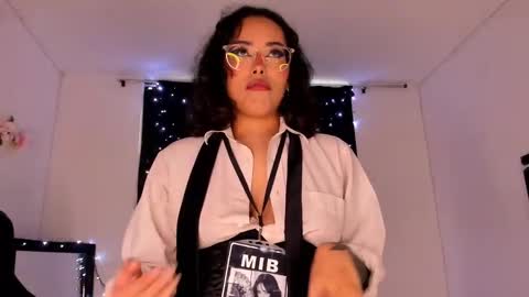 Snapshot of poison_willow chatting on 01/05/25, 09:03 Willow                      Hours 12pm to 630pm Colombian time FRIDAY AND SUNDAY FREE DAYS online show from 01/05/25, 09:03
