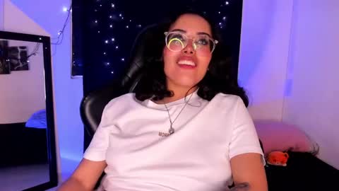 Snapshot of poison_willow chatting on 03/04/25, 09:32 Willow                      Hours 12pm to 630pm Colombian time FRIDAY AND SUNDAY FREE DAYS online show from 03/04/25, 09:32
