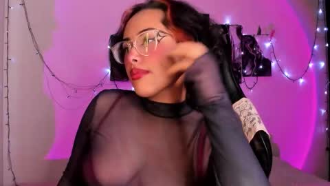 Snapshot of poison_willow chatting on 11/05/25, 05:24 Willow Hours 12pm to 630pm Colombian time FRIDAY AND SUNDAY FREE DAYS online show from 11/05/25, 05:24