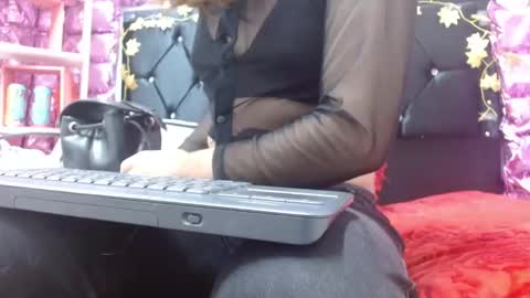 Snapshot of poisondost_hot chatting on 10/14/25, 11:55 Aleja online show from 10/14/25, 11:55