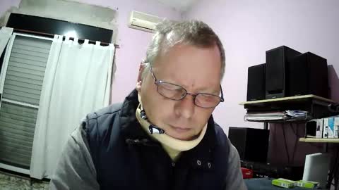 Snapshot of pol22010 chatting on 05/20/26, 11:44 Polako online show from 05/20/26, 11:44