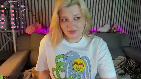 Snapshot of polly__mayer chatting on 07/25/26, 01:04 Polly online show from 07/25/26, 01:04