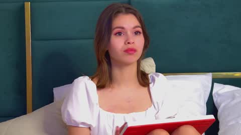 Snapshot of pollylanders chatting on 02/25/25, 01:41 Polly online show from 02/25/25, 01:41