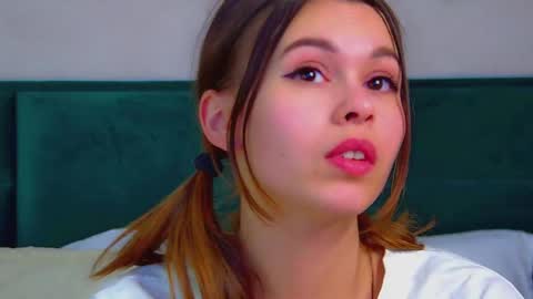 Snapshot of pollylanders chatting on 03/11/25, 12:44 Polly online show from 03/11/25, 12:44