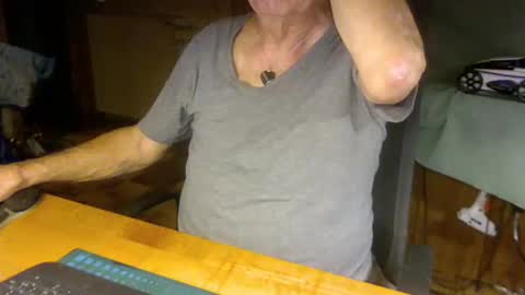 Snapshot of pomme1949 chatting on 02/02/25, 02:34 pomme1949 online show from 02/02/25, 02:34