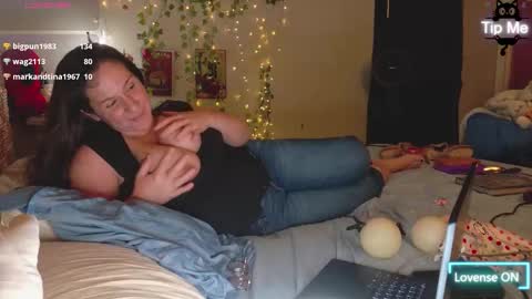 Snapshot of pooncahantits chatting on 10/16/25, 02:45 Emily at Home online show from 10/16/25, 02:45