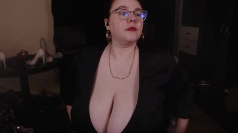 Snapshot of posh_mistress chatting on 12/17/24, 03:06 PoshMistres online show from 12/17/24, 03:06