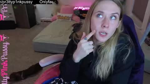 Snapshot of pr3ttyp1nkpussy chatting on 02/21/25, 01:44 Evangeline Eva Darling online show from 02/21/25, 01:44