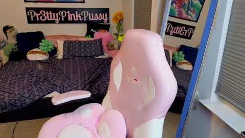 Snapshot of pr3ttyp1nkpussy chatting on 10/31/25, 03:18 Evangeline Eva Darling online show from 10/31/25, 03:18