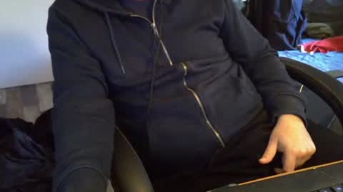 Snapshot of pralg chatting on 10/22/25, 11:21 pralg online show from 10/22/25, 11:21