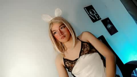 precious_laura18 online show from 06/18/26, 06:23