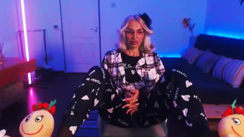 Snapshot of preggyhotmommy chatting on 12/12/24, 09:04 Victoria online show from 12/12/24, 09:04