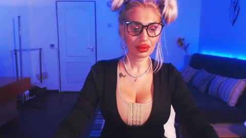 Snapshot of preggyhotmommy chatting on 12/21/24, 09:36 Victoria online show from 12/21/24, 09:36