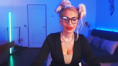 Snapshot of preggyhotmommy chatting on 12/22/24, 01:01 Victoria online show from 12/22/24, 01:01