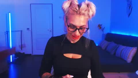 Snapshot of preggyhotmommy chatting on 12/24/24, 09:11 Victoria online show from 12/24/24, 09:11