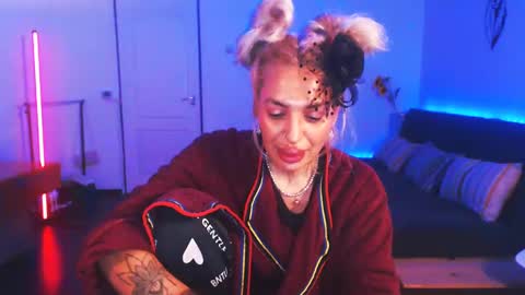 Snapshot of preggyhotmommy chatting on 12/25/24, 09:00 Victoria online show from 12/25/24, 09:00